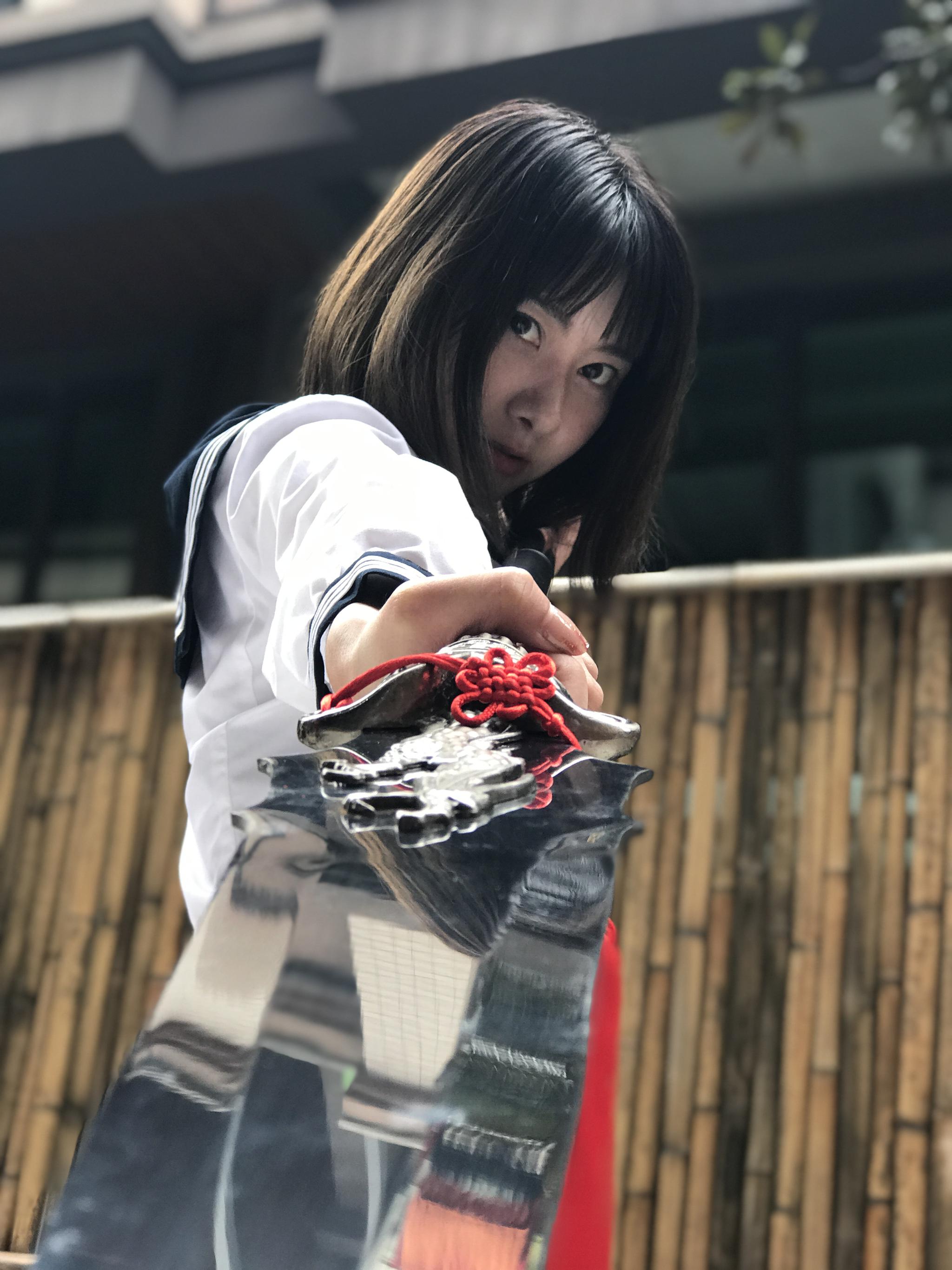 今日花絮,拍汉服的刀剑到了,穿jk的小姐姐拿了试了下,一点寒芒先到