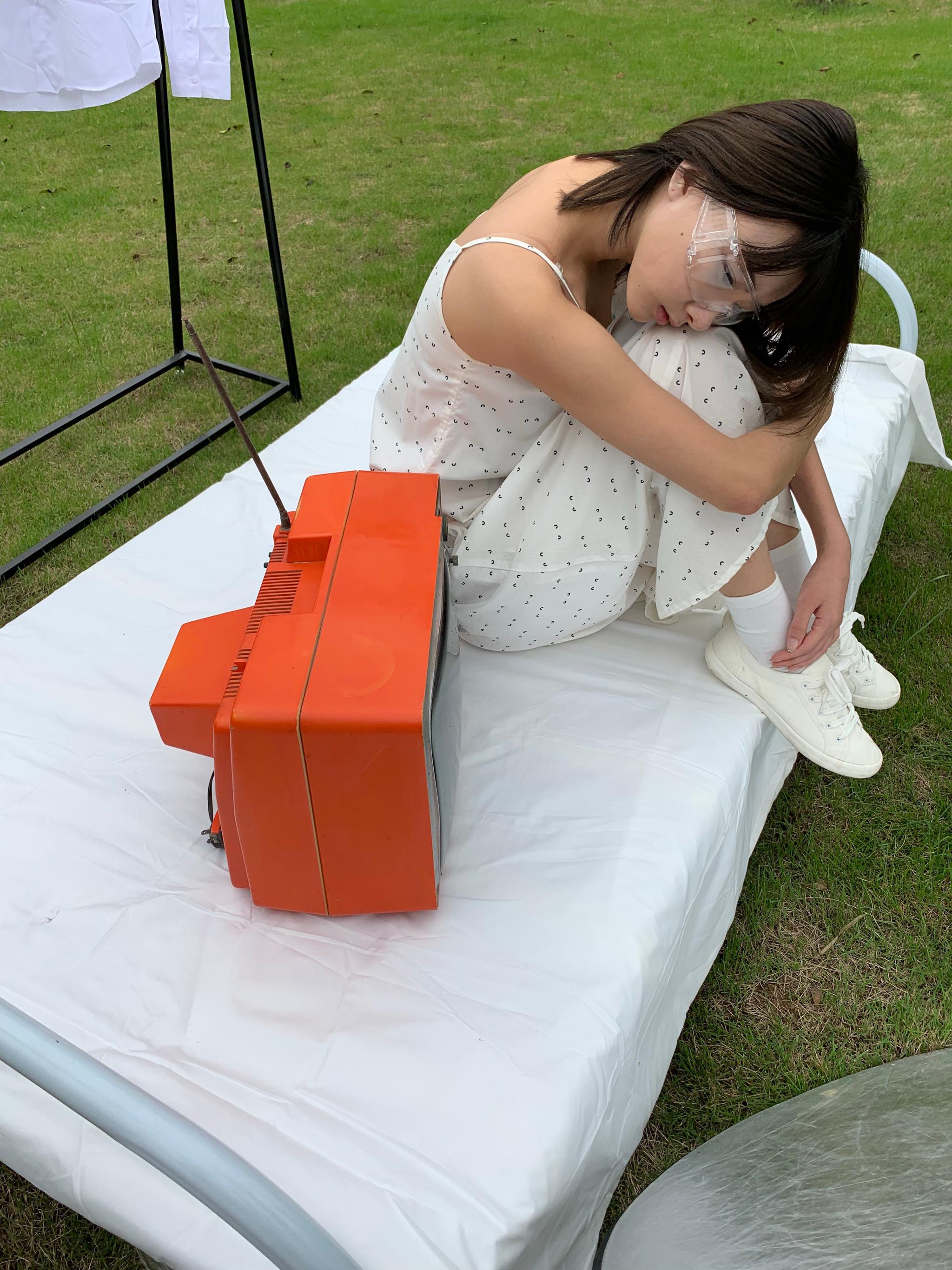 今日花絮,拍汉服的刀剑到了,穿jk的小姐姐拿了试了下,一点寒芒先到