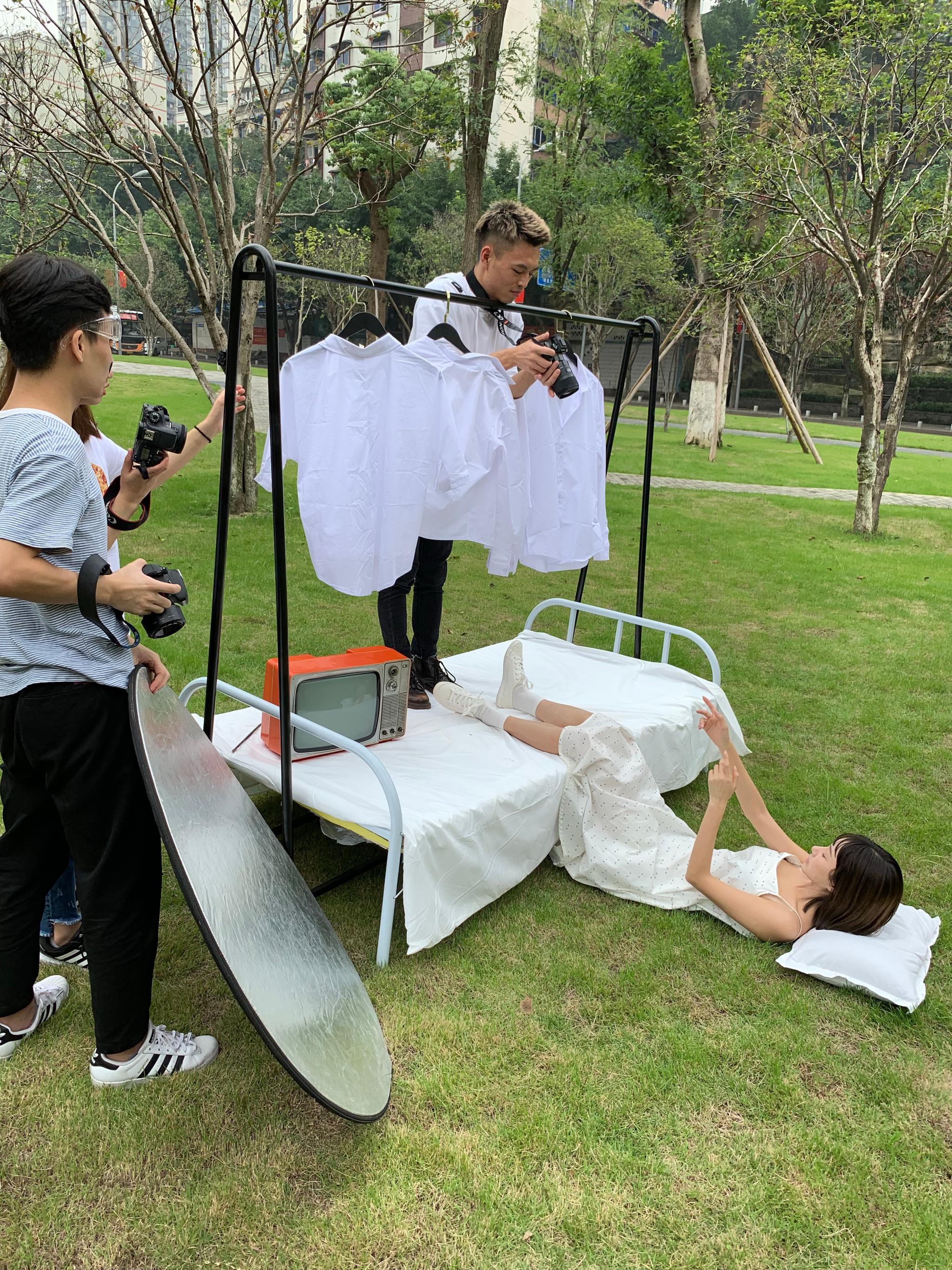 今日花絮,拍汉服的刀剑到了,穿jk的小姐姐拿了试了下,一点寒芒先到