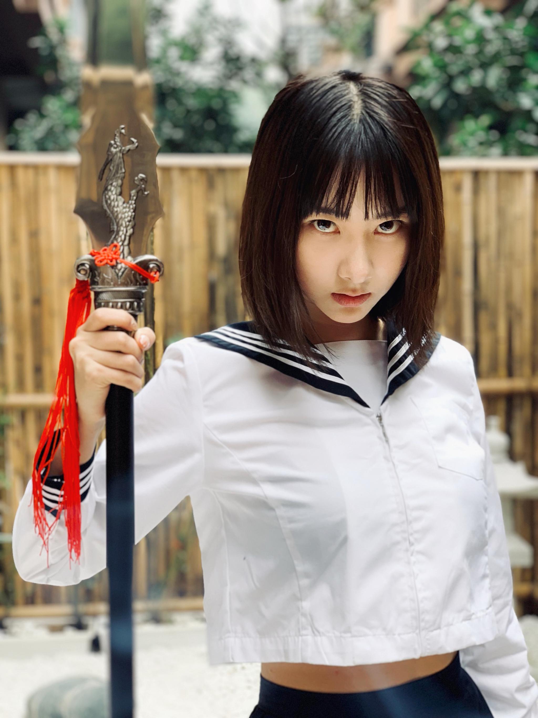 今日花絮,拍汉服的刀剑到了,穿jk的小姐姐拿了试了下,一点寒芒先到