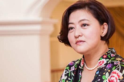 曾差点读不起大学,靠一个女人赚到数百亿,娶个小19岁的网红老婆