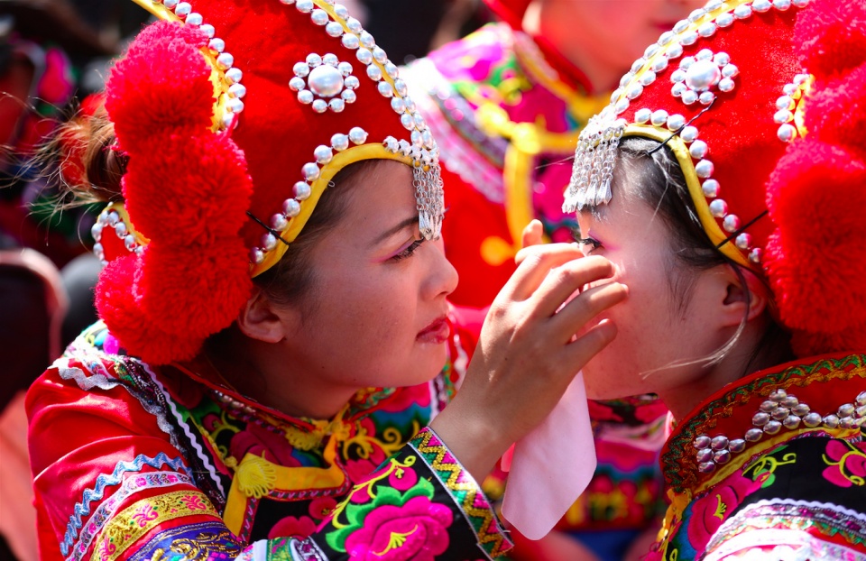中国最古老的时装秀,这些彝族姑娘比美比了一千年