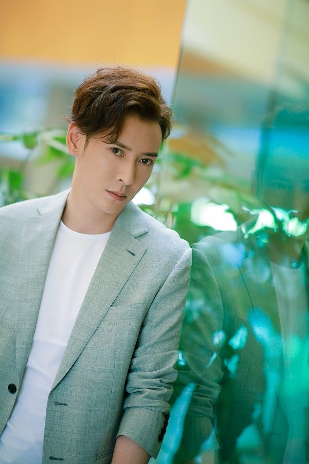 韩栋西装写真休闲雅致 目光流转直击人心