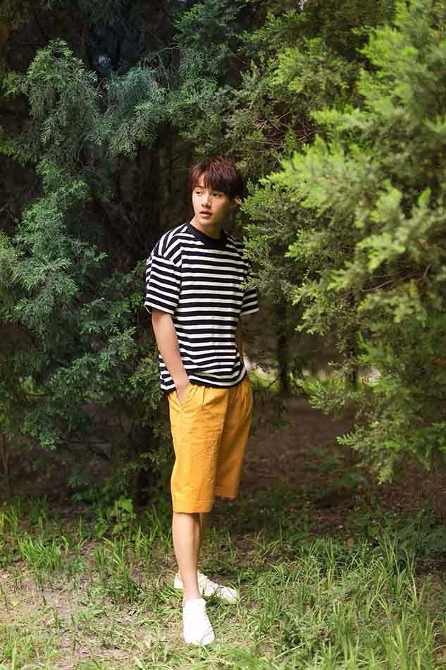 黄圣池夏季写真清凉风 "小奶狗"完美侧颜令人心动_新浪看点