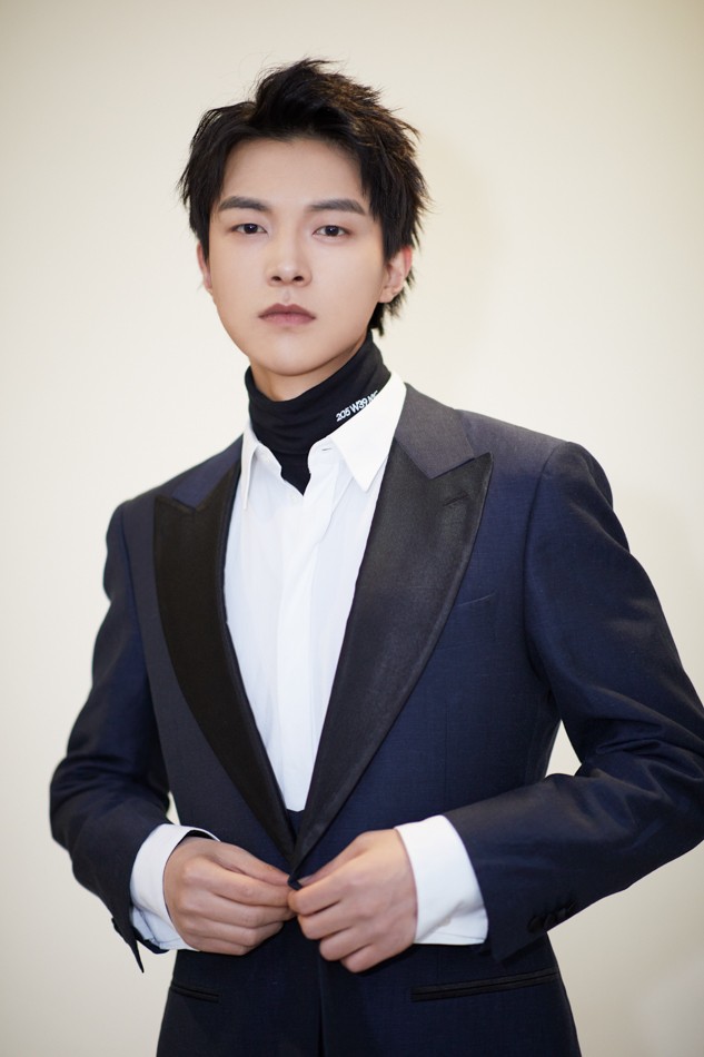 魏天浩亮相电影英雄盛典致敬幕后电影人