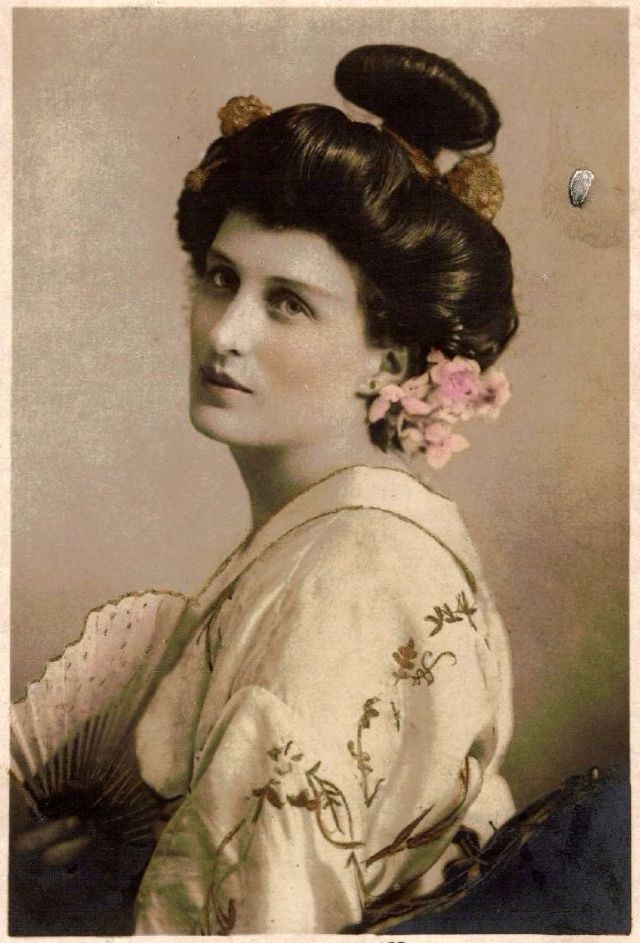老照片维多利亚时代扮成艺伎拍照的欧洲女性2