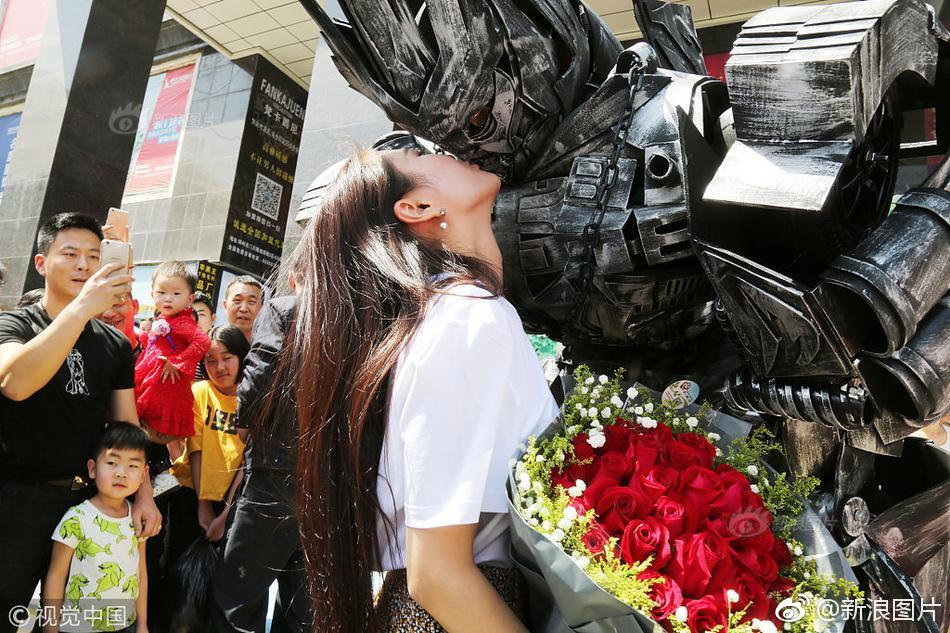 围观情侣们解锁新方式花式虐狗