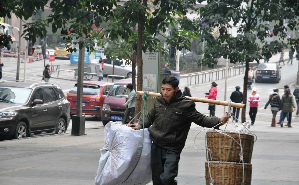 他们是最底层的劳苦大众靠一根棍棒养家糊口爬坡越坎负重前行