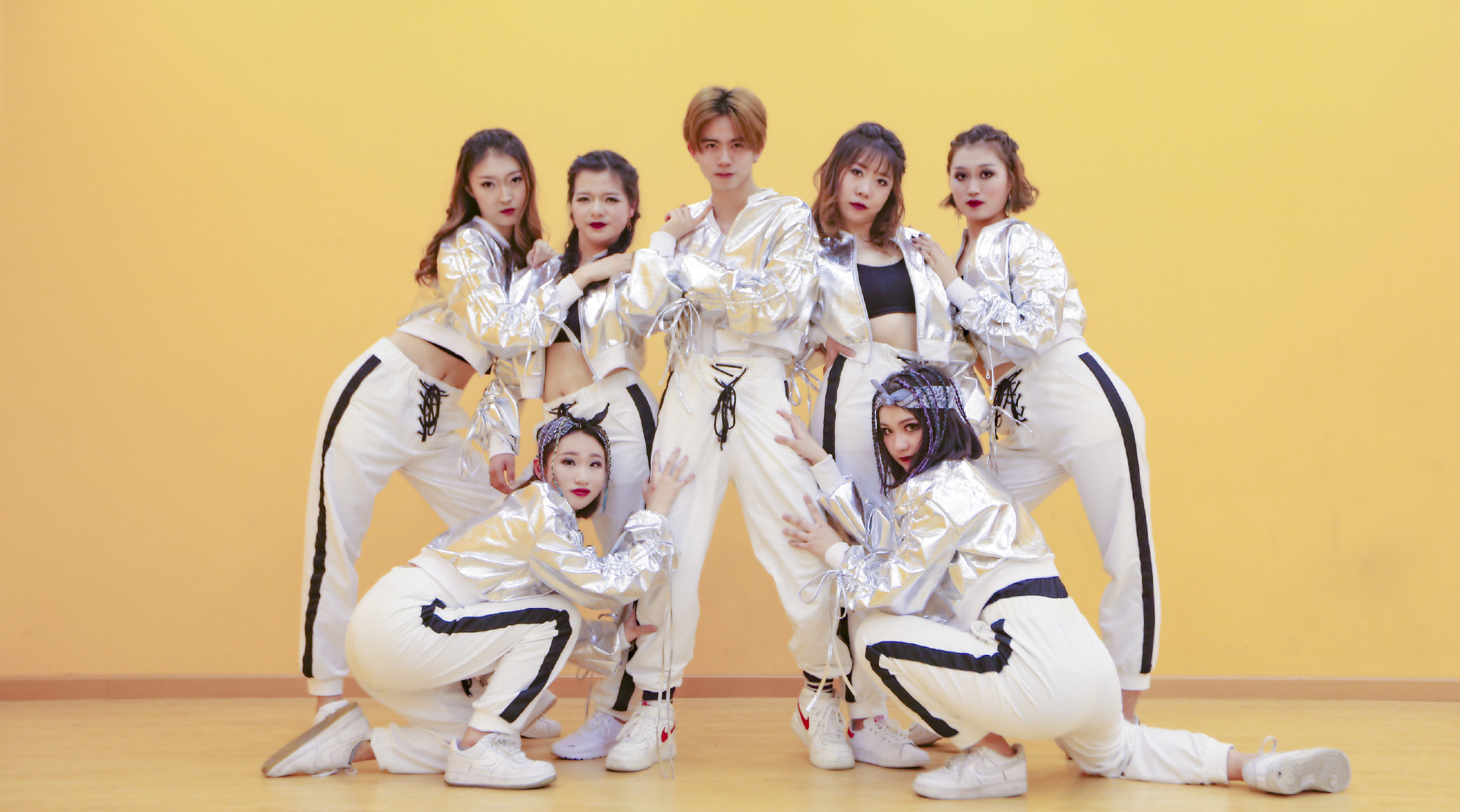 这就是街舞 【这就是街舞】顶级bboy!这些个动作一般人不敢模仿 .