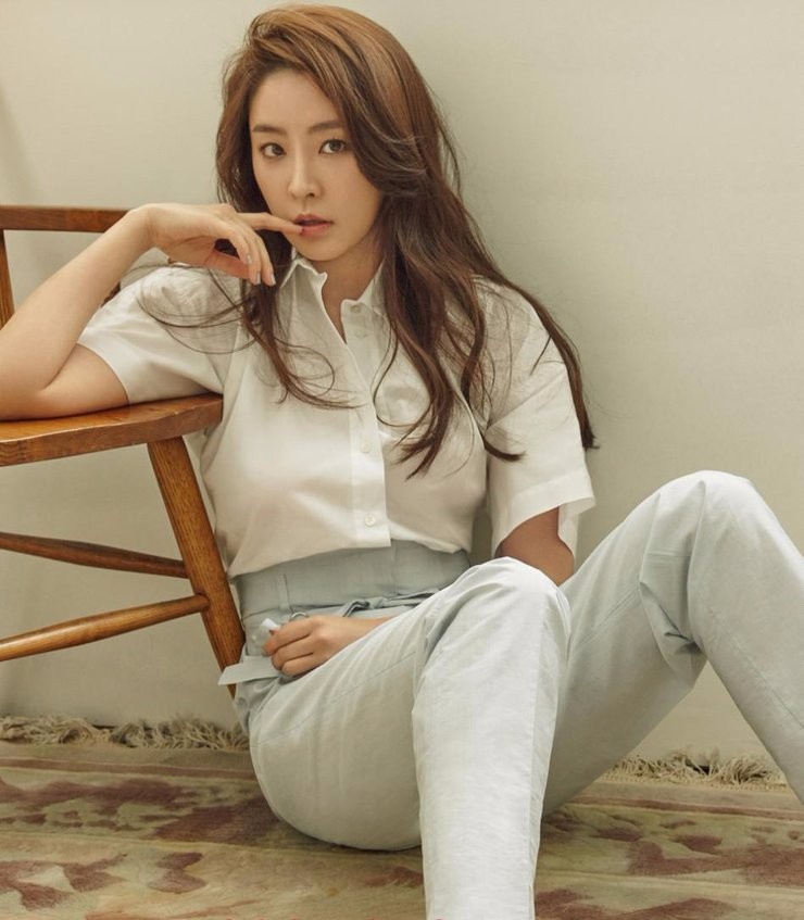 美女模特郑柔美中性干练简约图片