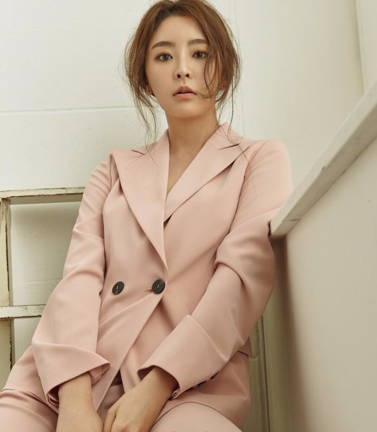 美女模特郑柔美中性干练简约图片