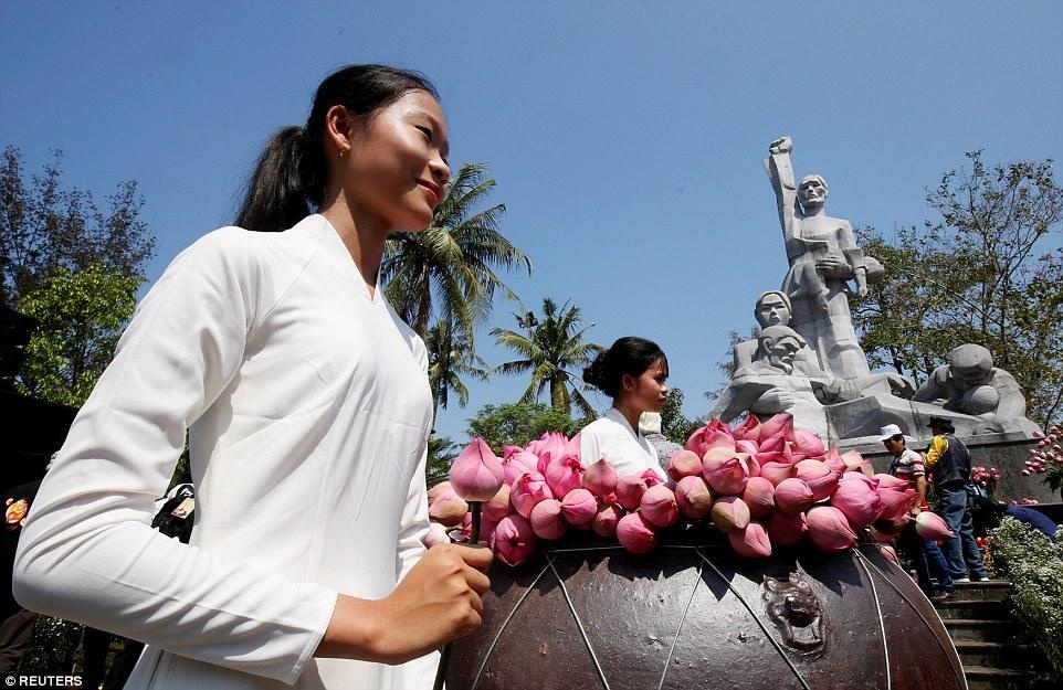 越南纪念美莱村大屠杀50周年,幸存者及越战老兵为纪念碑献花