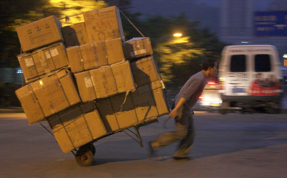 他们是最底层的劳苦大众靠一根棍棒养家糊口爬坡越坎负重前行