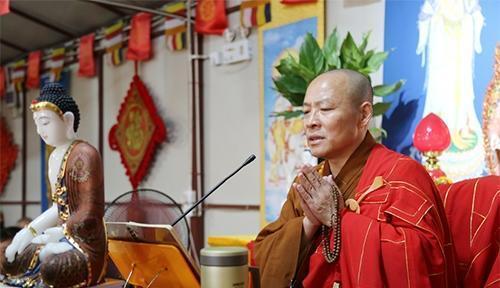 居士善信跪拜(图片来源:菩萨在线 摄影:妙雪)愿亡者往生西方极乐世界