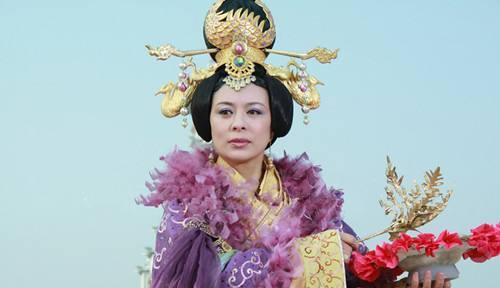 蟠桃是王母娘娘的,每年的蟠桃盛会,王母娘娘都会邀请天地间的神仙参加