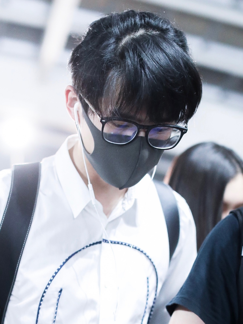 刘昊然与王源撞发型,后脑勺扎小辫子,网友:帅到不敢认!