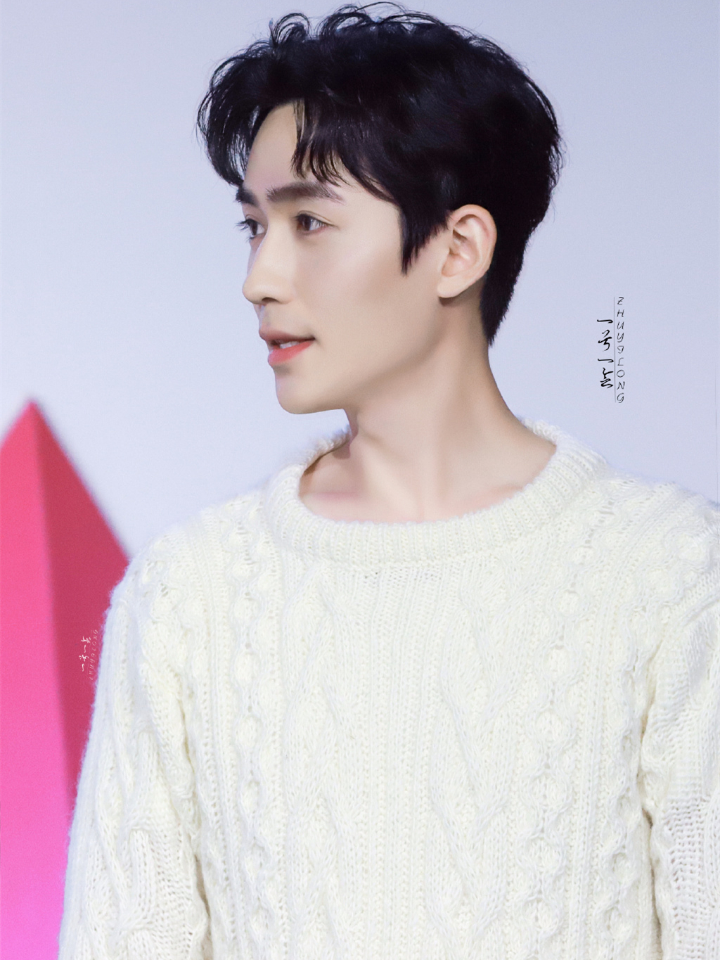 看这之前朱一龙拍摄杂志时就也有过一件格纹大衣内搭白色高领毛衣的