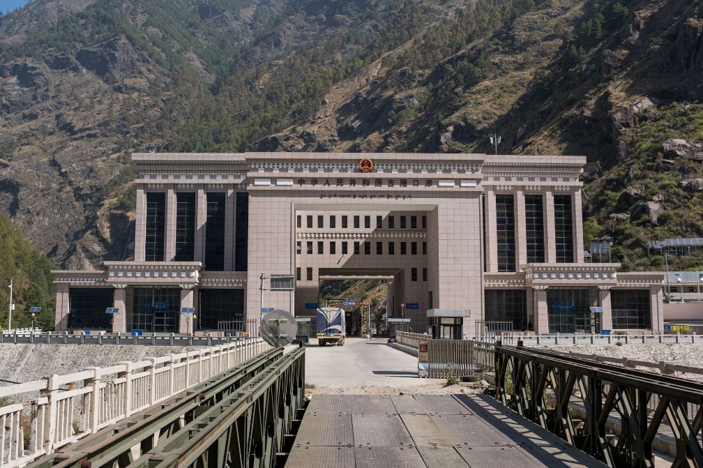 中国和尼泊尔边境海关对比实拍,这边是高大国门,那边却像贫民窟