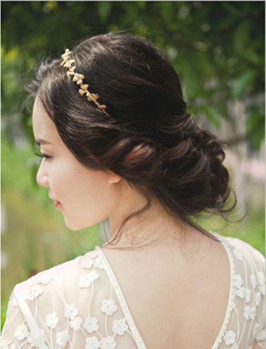 让参与婚礼的人能感受到新娘的魅力,韩式新娘盘发发型,给你的效果更