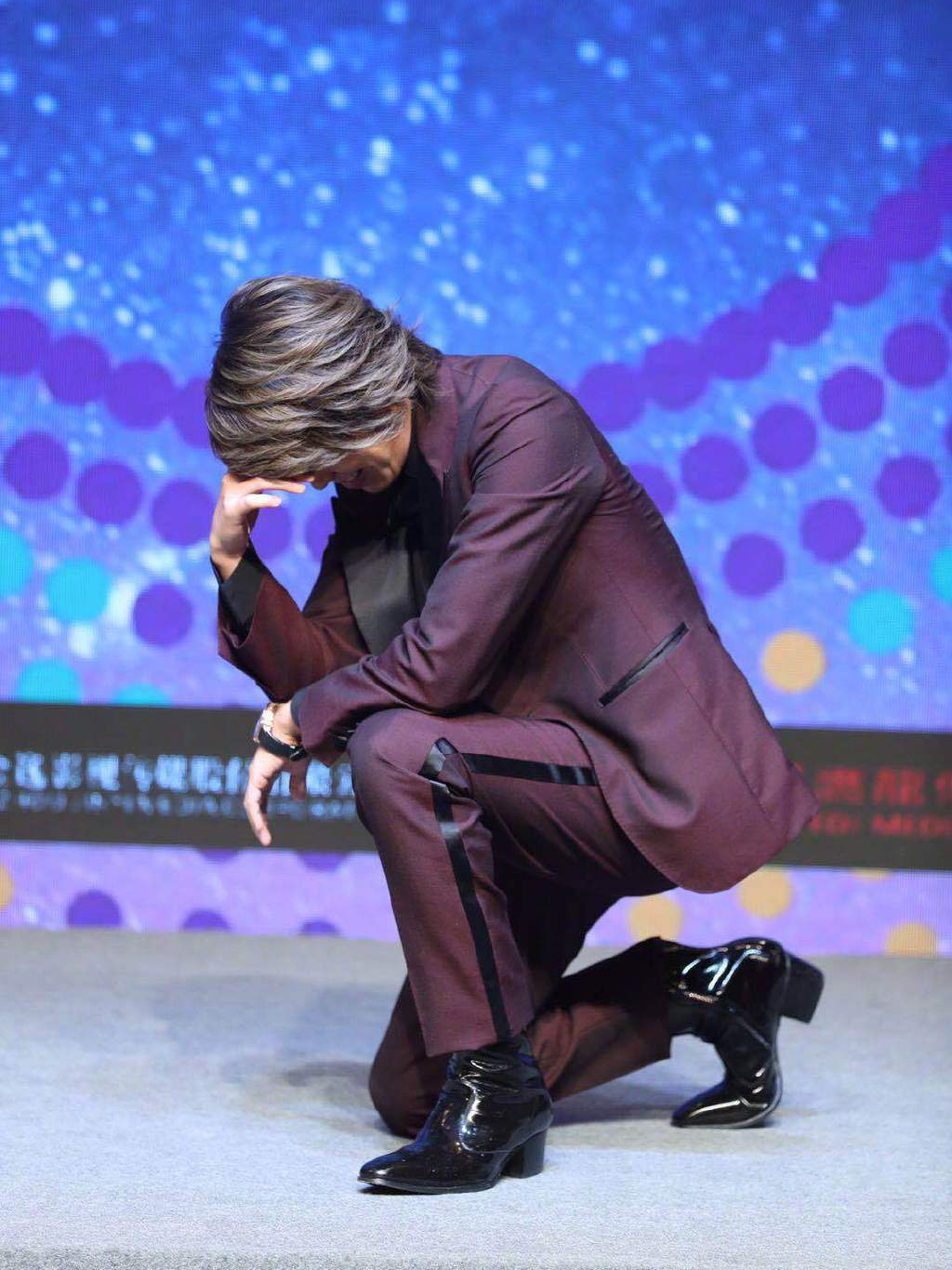 山下智久的时尚你不懂,梳周星驰同款发型,还穿了高跟鞋!