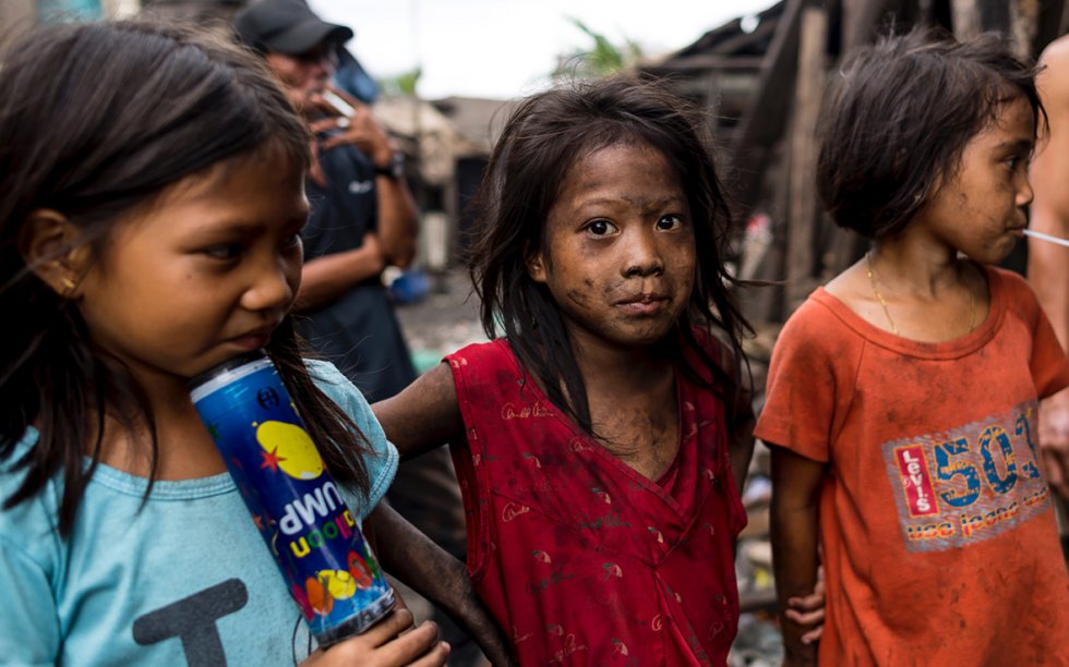 这些贫民窟的孩子上不起学,靠捡木炭生存最小的仅3岁