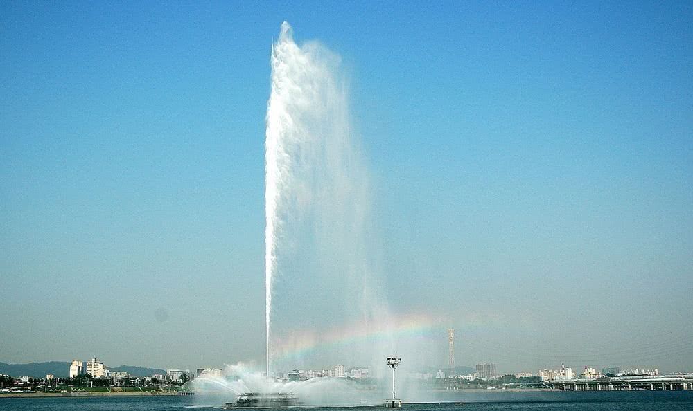 世界最壮观喷泉,喷射速度200公里每小时,能喷47层楼高!