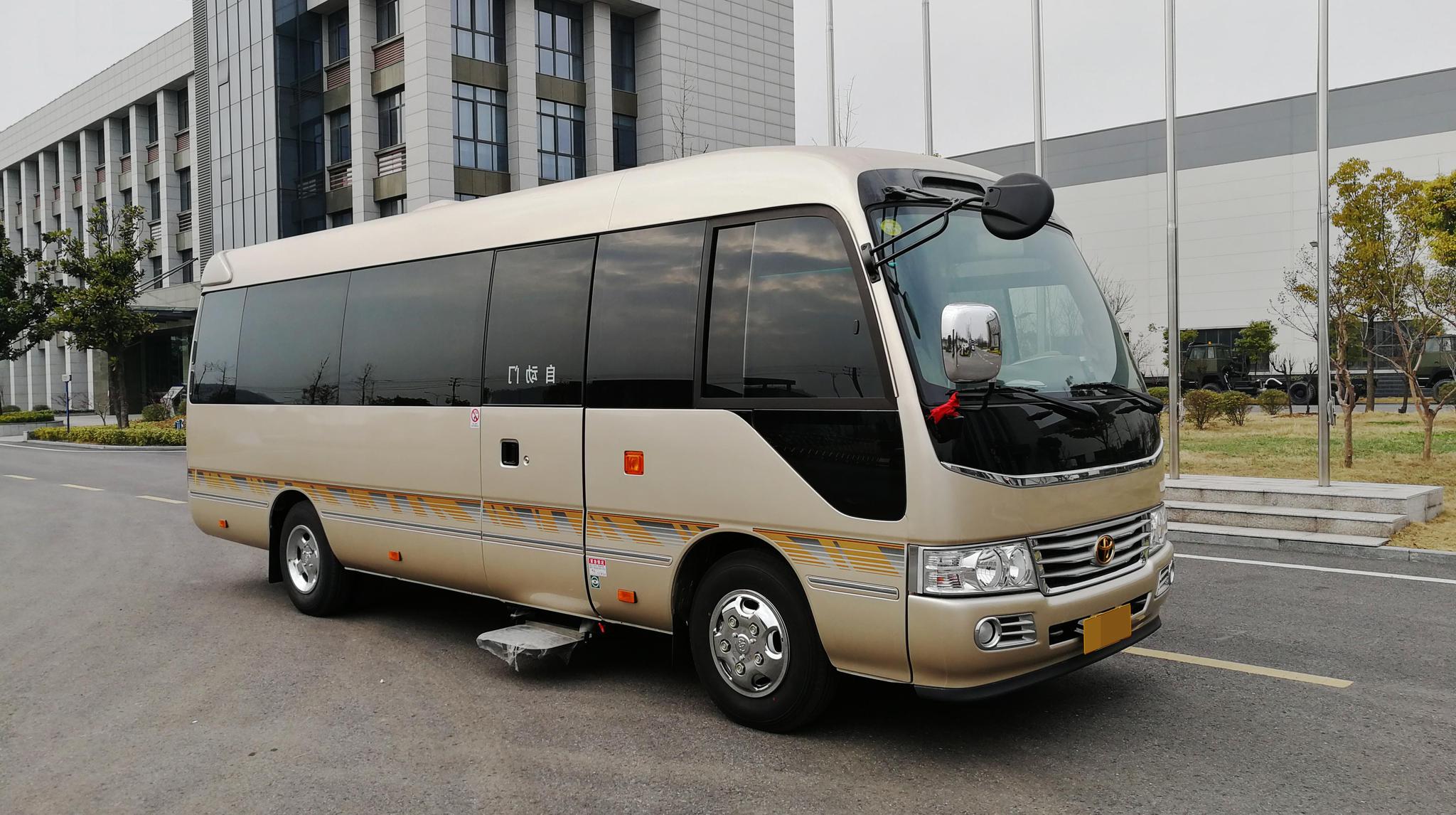 普通的大巴车,竟成了领导出门首选!内饰真豪华,打开车门后秒懂