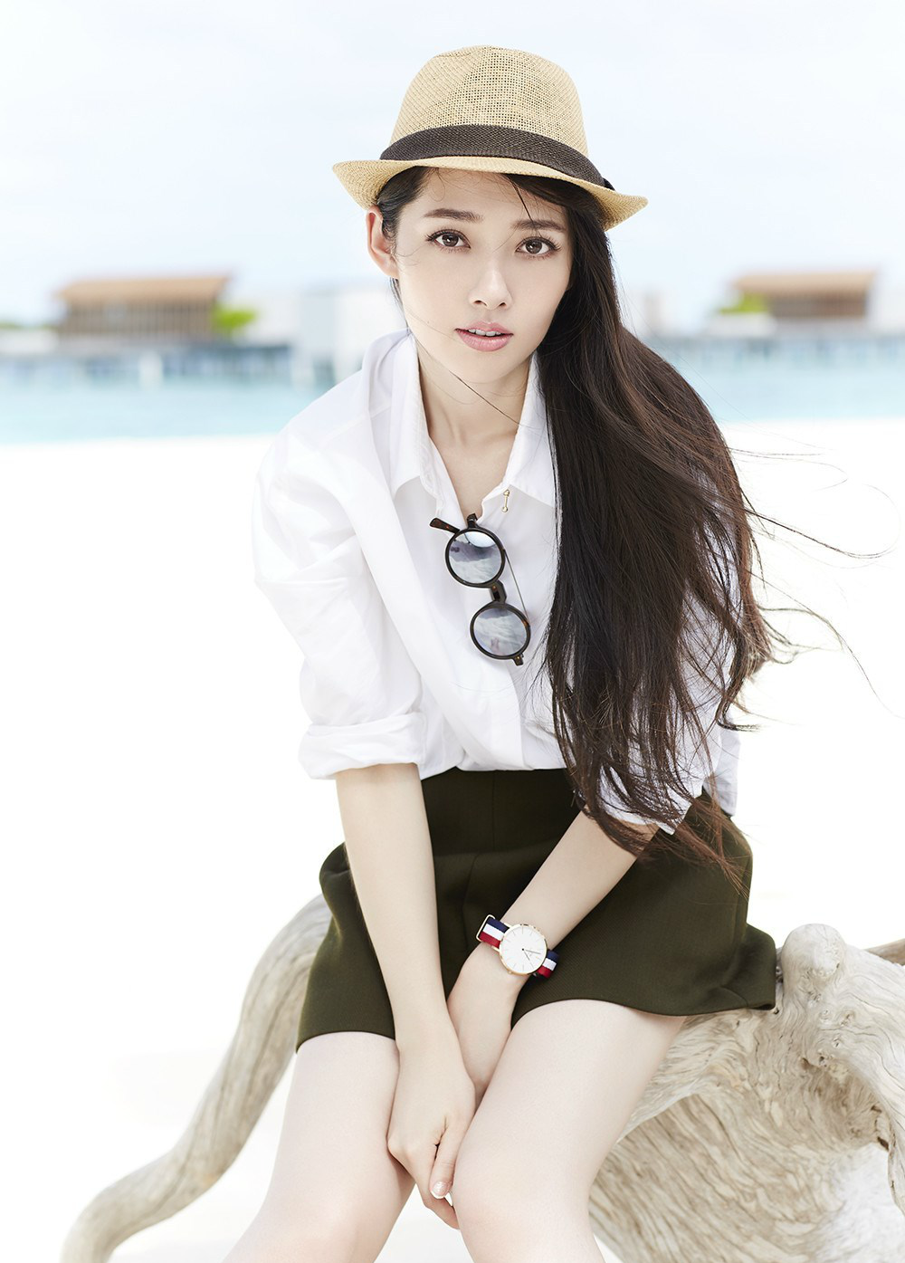 郭碧婷一字肩露脐上衣 白色长裤,身材太完美.