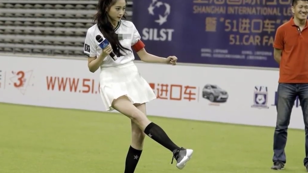 关晓彤穿短裙踢足球似向男友鹿晗靠齐