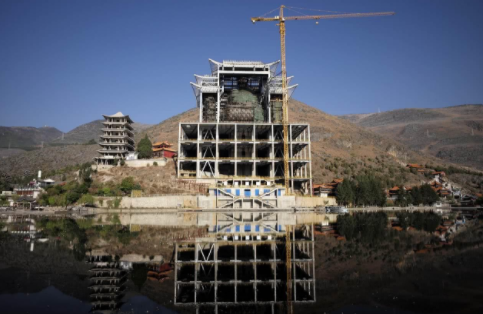 在云南大理的新华村,笔者再次见到这座未完工的"大佛"