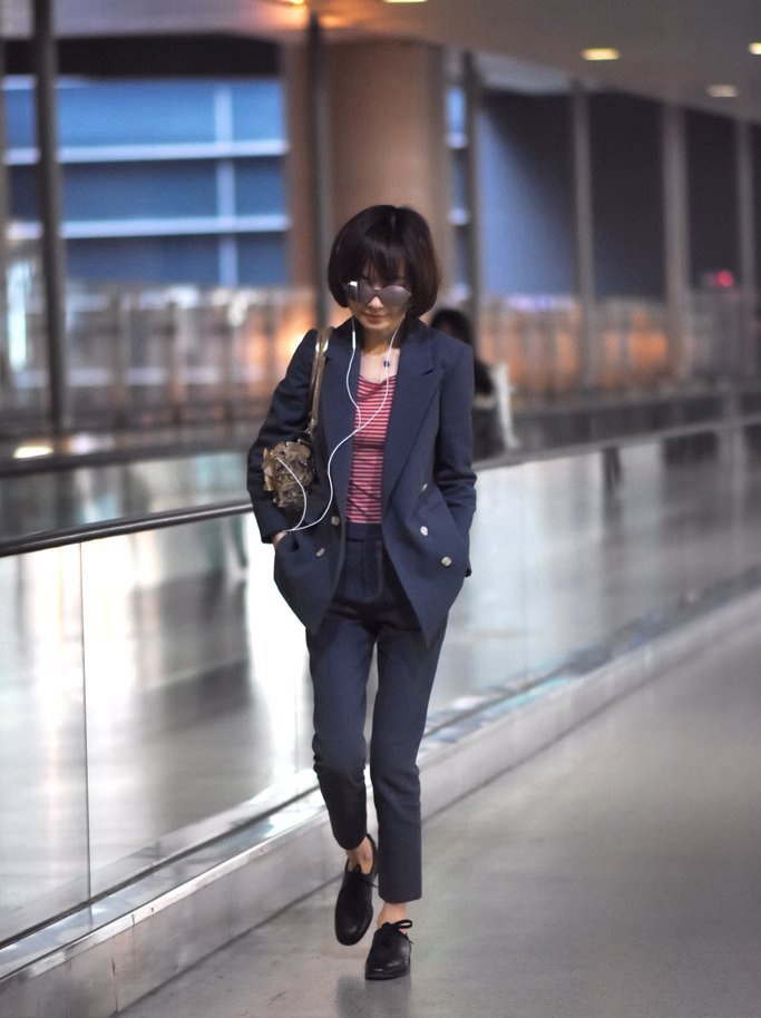 47岁陈鲁豫衣品开挂,一身西装走机场,帅起来居然更好看!