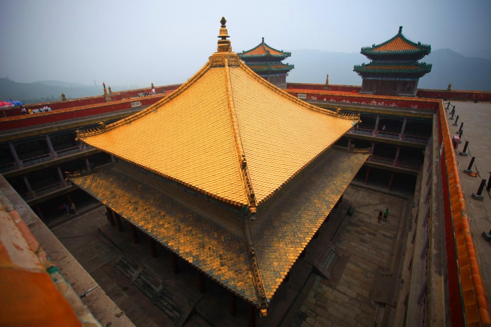 大红台内部万法归一殿鎏金殿顶