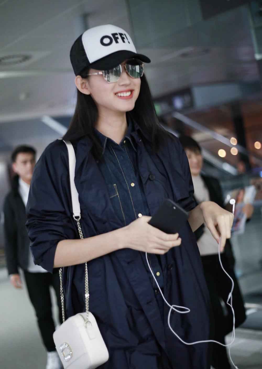 张梓琳机场街拍, 长风衣牛仔裤帅气秀长裤