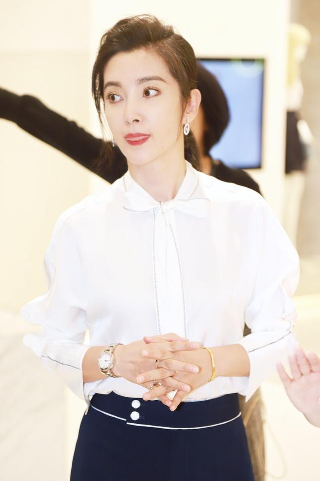 李冰冰白衬衫完美搭裤装衣品爆表 吐舌卖萌尽显知性女神魅力