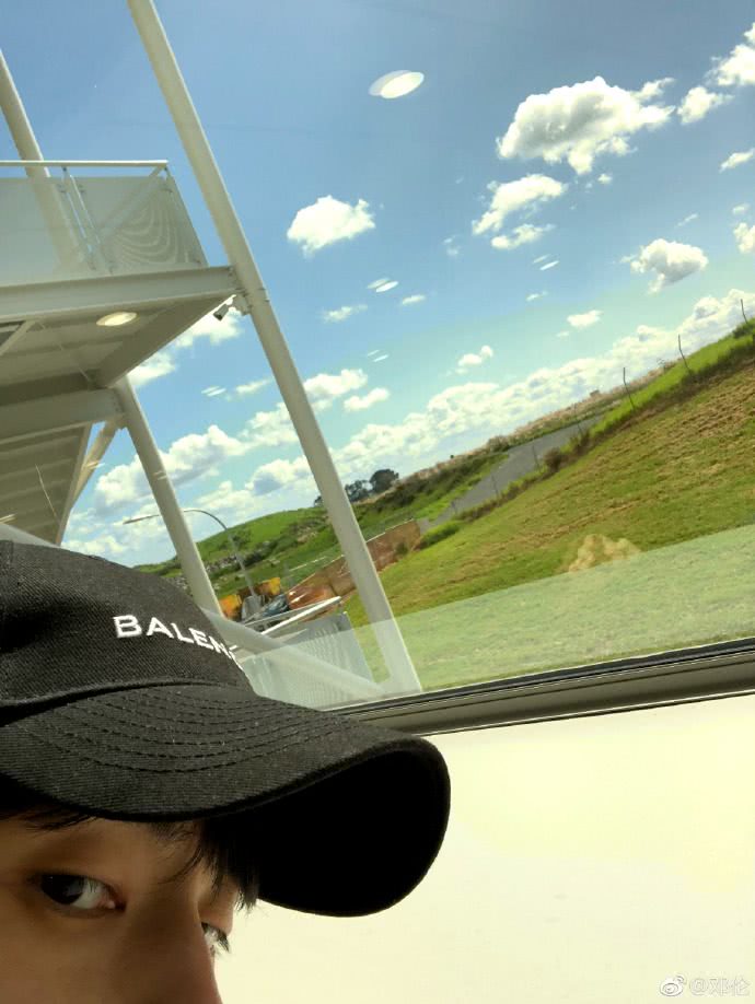 邓伦和李沁都发了一条微博,配图亮了,网友:你们