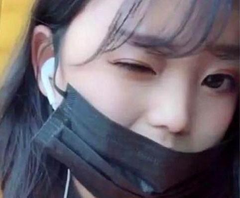 女子直播时摘下口罩，15万粉丝纷纷咂舌，网友：好像看到了什么|小姐姐|网友|粉丝_新浪新闻