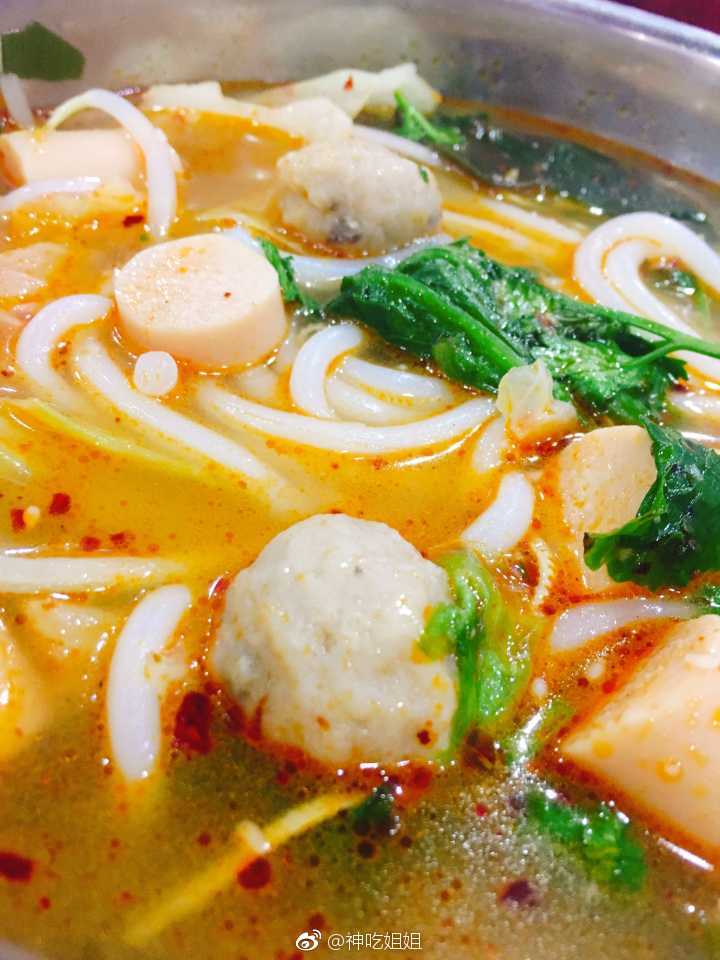 一口米线,一口汤,再加上我爱的鱼丸