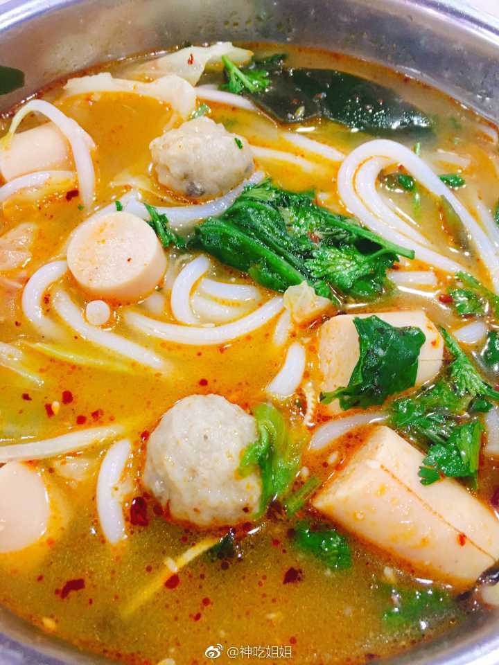 一口米线,一口汤,再加上我爱的鱼丸