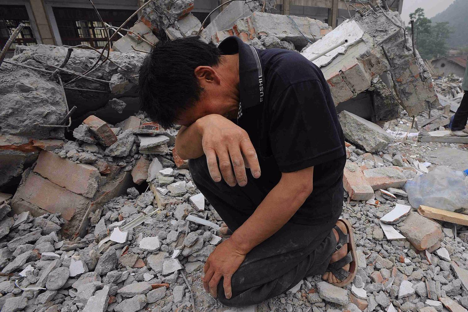 他哭着跪在废墟上寻女,尘封10年的影像看着依然很痛