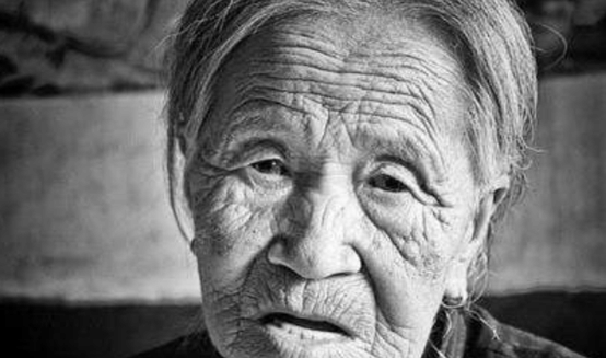 这个女英雄名叫雷桂英,是南京人.