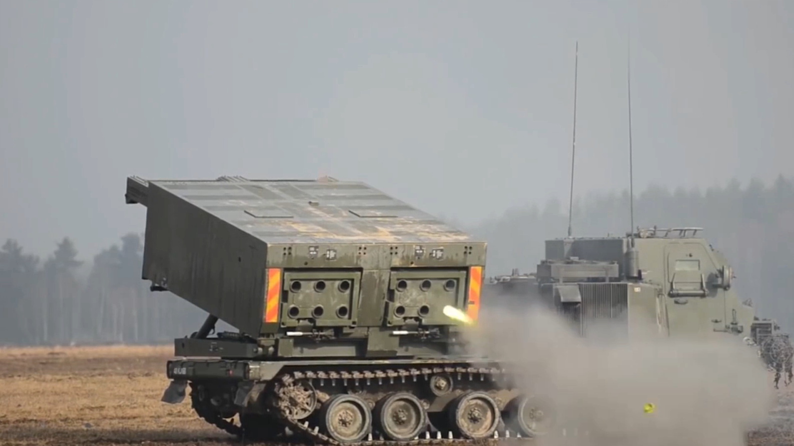 罕见火箭弹发射车,外观酷似坦克,发射筒可进行180度旋转!