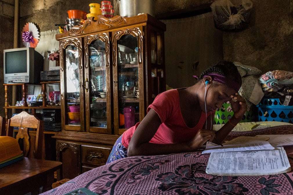 加勒比海北部的一个岛国,如今穷的吃泥土晒成的泥饼!