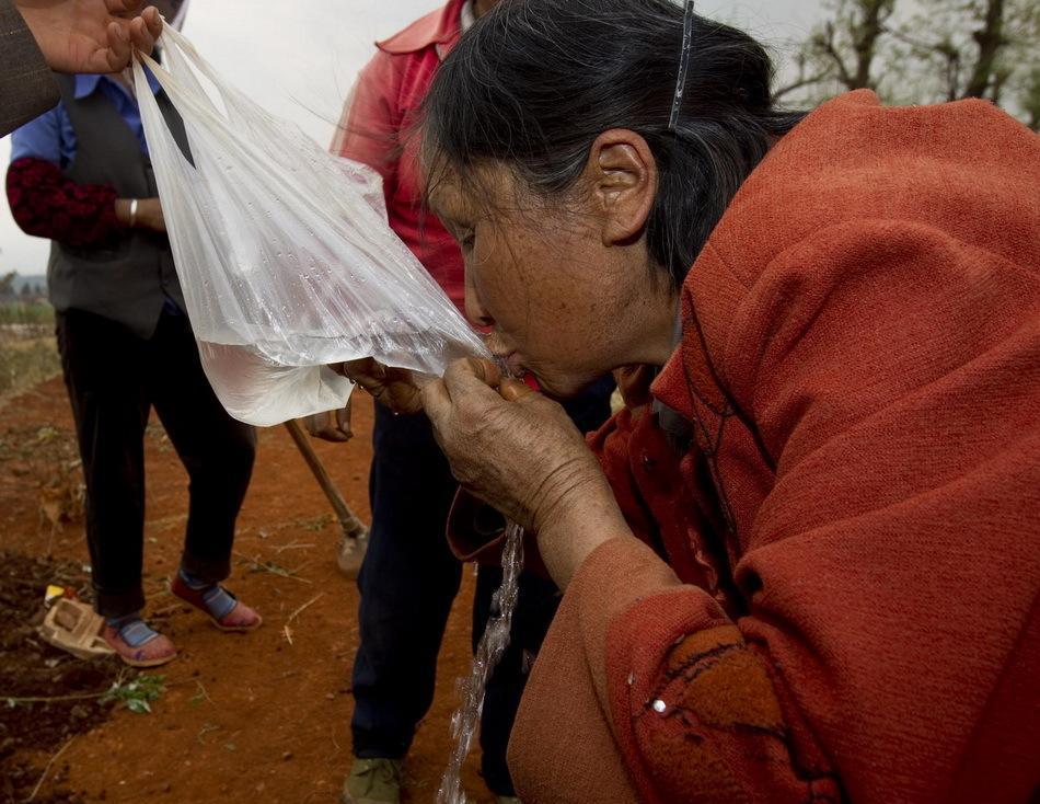 镜头下: 90岁大爷翻山越岭找水喝, 每一滴水都来之不易