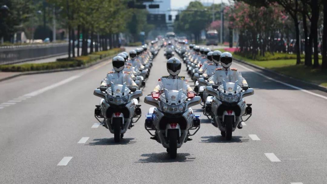 身穿洁白礼服,胸佩金黄绥带,脚蹬乌黑马靴,威武的国宾护卫队