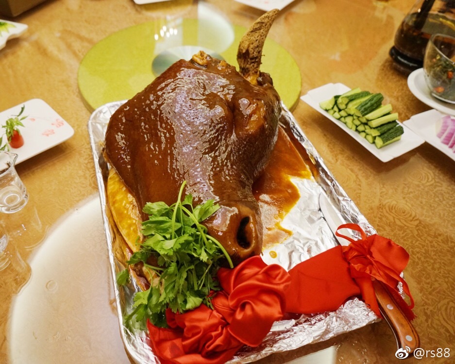 在新疆喀拉峻吃美食,看看我们吃的"红烧大牛头"