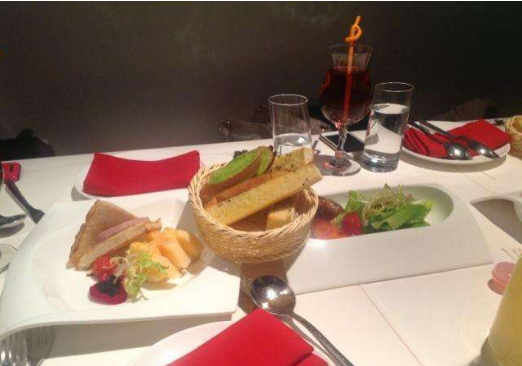 吃西餐前为何要先上面包, 难道是怕吃不饱, 说出真相你可能不信