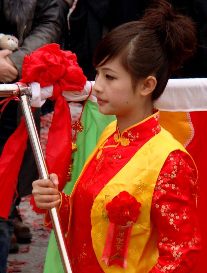 潮汕美女爱素颜迎老爷抬旗美少女你喜欢哪一个