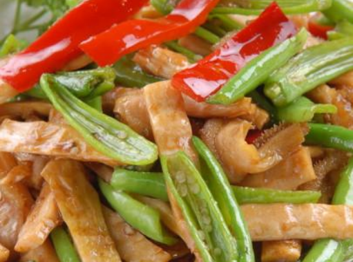 青椒炒小笋干,以清炒的方式烹饪,最大程度的保留 了食材的清香