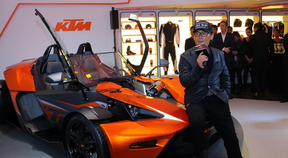 周立波被判无罪,他在国内的卡宴,奔驰,兰博基尼又要亮相街头了