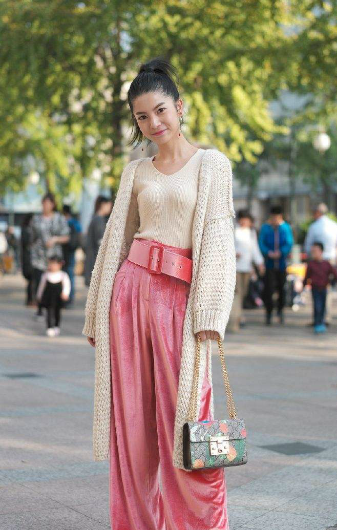 街拍,图1,图2小姐姐衣服穿着很前卫,图6少妇穿搭是你想要的